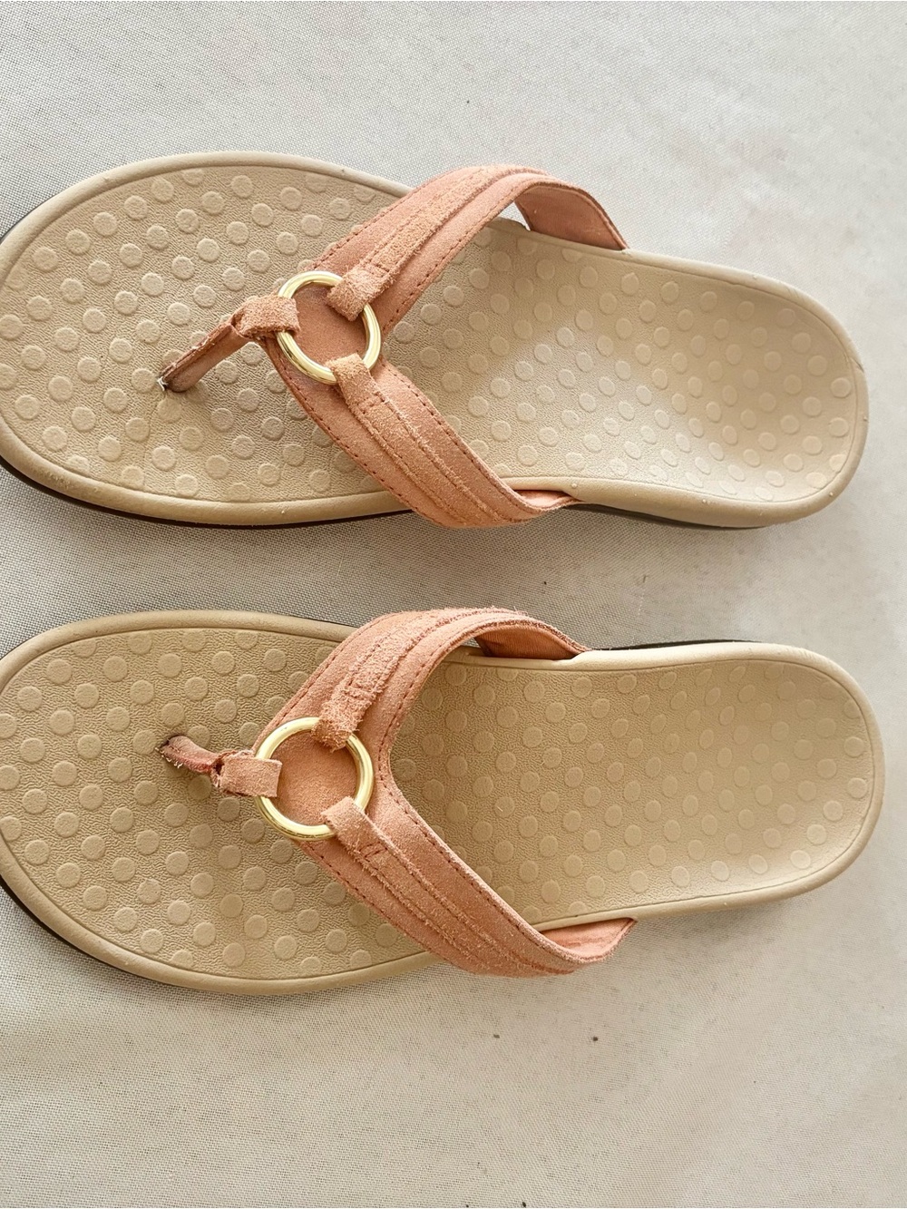 Women's Suede Vionic Ring-Accent Flip Flop Sandals - Peach
